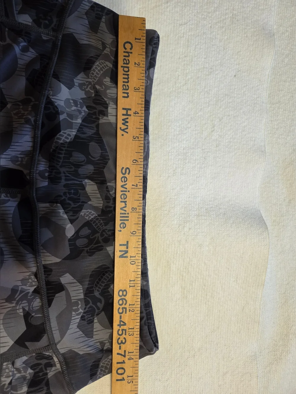 Constantly Varied Gear Women's Black & Gray Camo Capri Leggings. Sz L
